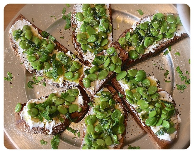 Polpo's broad bean, mint & ricotta bruschetta