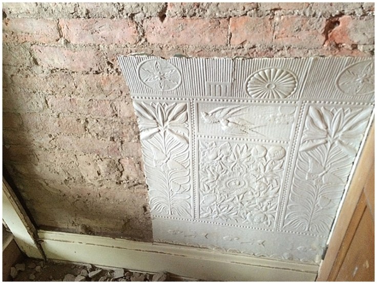 Original relief wallpaper in Edwardian hallway