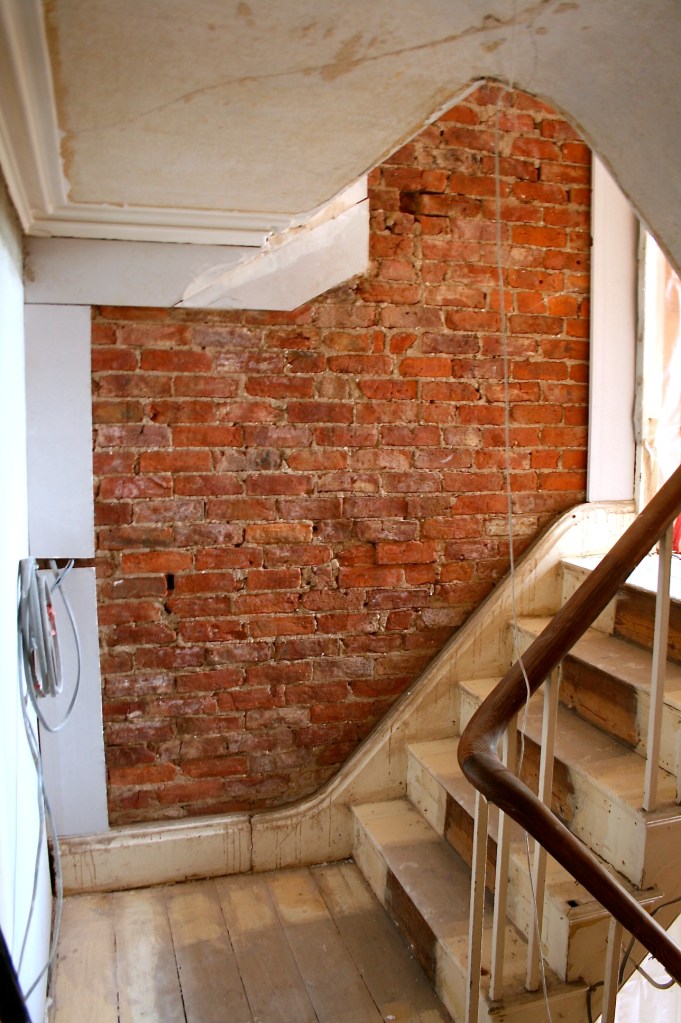 Framing exposed bare brick with plasterboard 